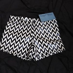 Girls DanzNMotion Chevron booty shorts NWT sz LG